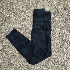 Lulu Lemon camo fast & free tights. Size 2 25in. Very well taken care.